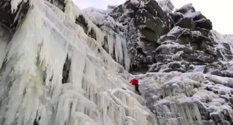 Un bărbat din Regatul Unit a sfidat gerul de afară şi a escaladat o cascadă îngheţată!
