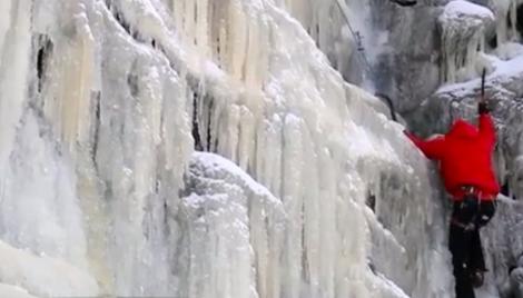 Un englez a escaladat o cascadă înghețată