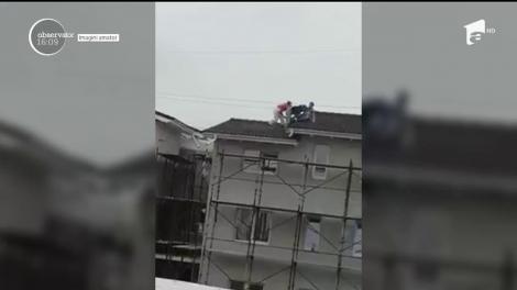 Trei muncitori au fost filmaţi la Timişoara, în timp ce încercau să coboare de pe o casă, după ce băuseră din plin