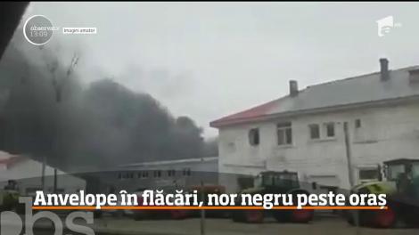 Un incendiu puternic izbucnit la un depozit plin cu anvelope şi vopsele a băgat spaima în locuitorii din Brăila!