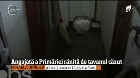 O angajată a primăriei din comuna Lăpuşnicu Mare a fost rănită grav după ce o bucată de tencuială s-a desprins din tavanul băii
