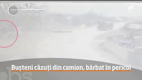 Un bărbat din Buzău a fost la un pas să fie strivit de nişte buşteni, care s-au prăbuşit dintr-un camion aflat în mers