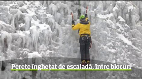 Perete îngheţat pentru escaladă, între blocuri. Se află într-un oraş din Cehia, iar localnicii pasionaţi de alpinism chiar oferă cursuri de iniţiere doritorilor
