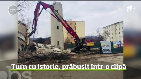 Un turn de apă vechi de 65 de ani, dărâmat în câteva secunde la Dej
