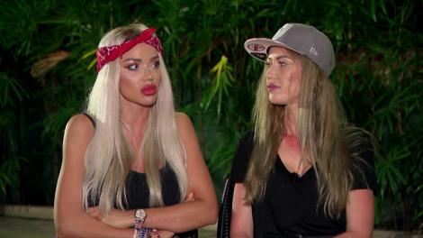 Bianca Drăgușanu și sora ei, probleme cu autostopul: "Ori mă ia o limuzină de aici, ori nu mai plec"