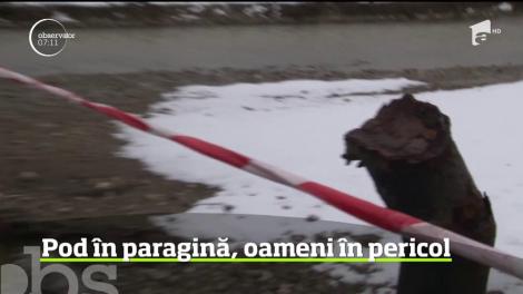 Un pod rutier din comuna Sucevița, județul Suceava, un pericol permanent pentru pietoni şi maşini