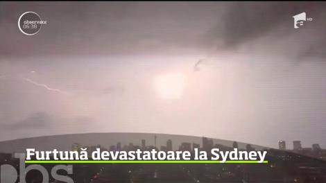 Ploaia torenţială şi rafalele de vânt au lăsat mii de case fără curent electric, în Australia