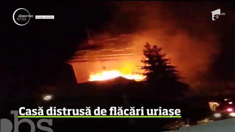 Incendiu violent în staţiunea Borşa! O casă a fost distrusă de flăcări. Video