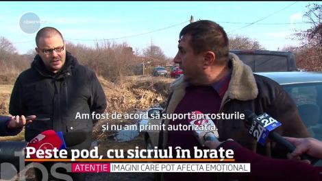Imagini tulburătoare într-un sat din Argeş! O familie îndoliată a fost nevoită să ducă sicriul cu ruda decedată pe un podeţ