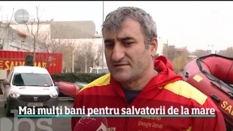 După ce zeci de turişti au murit &icirc;necaţi la mare, pe plajele nesupravegheate, salvamarii vor primi milioane de lei de la buget.