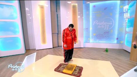 Merge pe cuie și pe cioburi! Coco Fachirul a speriat-o pe Diana Munteanu – Video