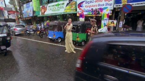 Bianca Drăgușanu, îmbrăcată în rochie de mireasă, a făcut autostopul în ploaie