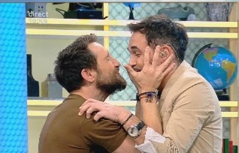 Răzvan și Dani exersează tehnica sărutului!: ”Ia-mă! Până nu-mi dai pup, eu nu mă las!”