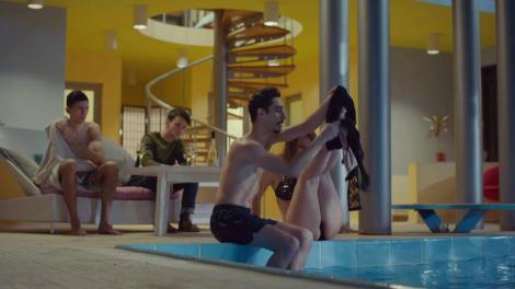 Katia şi "Papion" la întâlnire în... piscină!