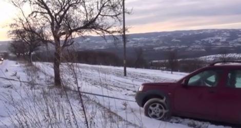 De mai bine de trei zile, un sat din judeţul Caraş-Severin stă îngropat în zăpadă!