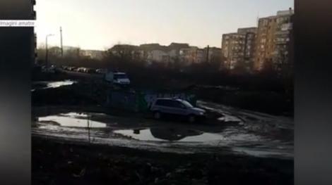 Accident spectaculos la Arad! O maşină a căzut de pe un pod şi s-a răsturnat în apropierea unei căi ferate - Video