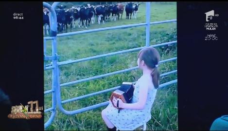 Smiley News. Fetița care cheamă vacile cu ajutorul muzicii