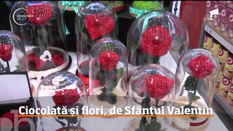 Sfântul Valentin a umplut braţele doamnelor cu flori şi chipurile domnilor, de zâmbete. Îndrăgostiţii au luat la pas centrele comerciale în căutarea surprizei perfecte pentru partener