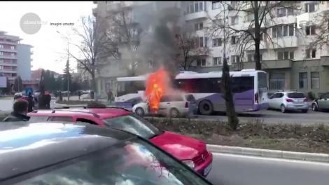 Momente de panică pentru doi bătrâni! Mașina în care se aflau a luat foc în mers