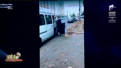 Smiley News. Scene incredibile filmate într-o stație de autobuz! Șoferul îi împinge pe călători