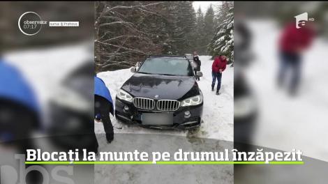 Şase persoane, dintre care doi minori, au avut nevoie de ajutorul salvamontiştilor din Sinaia, după ce au rămas înzăpeziţi pe un tronson impracticabil