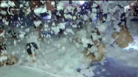 Mai multe cupluri au sărbătorit iubirea la o petrecere cu spumă la Băile Felix