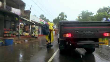 Concurenții fac autostopul în ploaie: "Mulțumim Asia Express pentru vacanță"