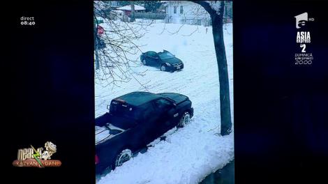Smiley News. Ce faci când nu ai cauciucuri de iarnă și trebuie să treci o intersecție cu gheață pe jos