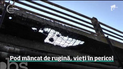 Pod din Neamţ mâncat de rugină, vieți în pericol
