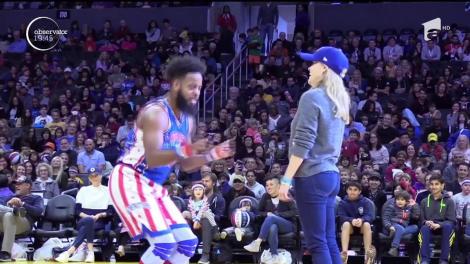 Actriţa Reese Witherspoon, dans pe terenul de baschet