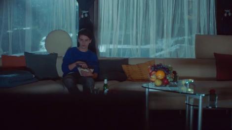 Alex, Petru și Victor se uită împreună la film