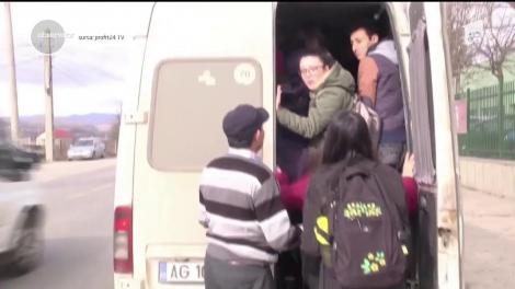 Imagini șocante într-o comună din Argeş. Călătorii unui microbuz se calcă în picioare, în încercarea de a-şi face loc în mijlocul de transport