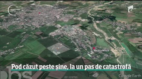 La un pas de catastrofă. Unul dintre podurile abandonate a căzut cu puţin timp înainte ca un tren de călători să treacă pe sub el