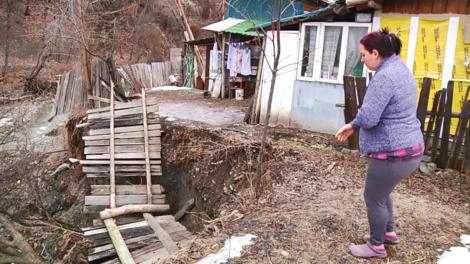 Tragedia, la un pas să se întâmple! Zece familii din Neamț își riscă viața și autoritățile nu intervin (VIDEO)