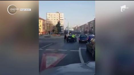 Gestul unui poliţist a devenit viral. Agentul de la Rutieră a fost filmat când ajută un şofer care a avut ghinion
