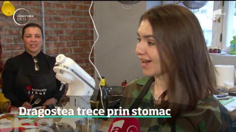 Îndrăgostitii care vor să îşi suprindă jumătatea s-au adunat la un curs de gătit. Ce rețete au învățat