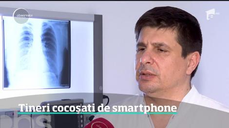 Smartphone-ul poate deforma coloana. În ce poziție nu trebuie să ținem telefonul niciodată