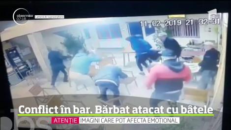 Imagini șocante! Bărbat atacat cu bâtele într-un bar din Dâmboviţa