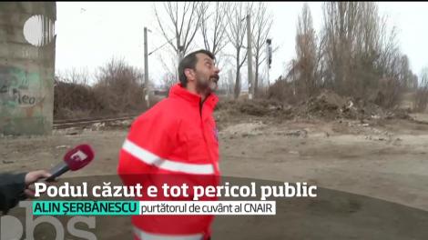 Podul din Ploieşti din care a căzut o bucată pe calea ferată este tot pericol public. Circulaţia nu a fost închisă, deşi din el se desprind în continuare bucăţi