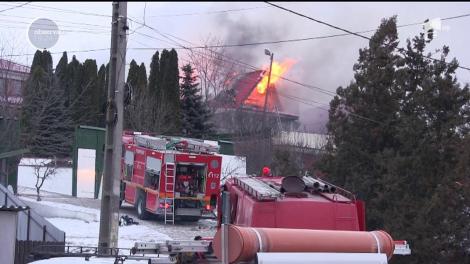 Incendiu violent la o vilă din Muntenii de Jos. În doar câteva momente flăcările uriaşe au cuprins acoperişul casei