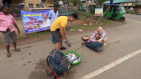 Concurenții încep să facă autostopul, cu o ladă plină cu pește în brațe: ”Așa start haotic nu a mai fost niciodată”