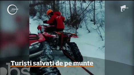 Turiști salvați de pe munte, după ce au rămas blocaţi cu ATV-urile în zăpada care depăşea un metru