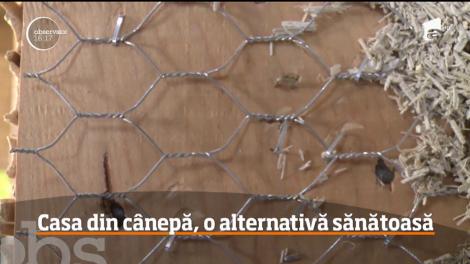 Doi tineri din Bucureşti și-au construit o casă din cânepă în judeţul Sibiu