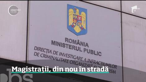 Val de proteste, dar ordonanţa care modifică Legile Justiţiei merge mai departe. Guvernul renunţă doar la unul din articolele controversate
