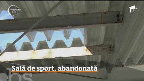 Elevii unei şcoli din Codlea sunt obligaţi fac sport într-o sala de clasă! Nu este o situaţie unică în ţară