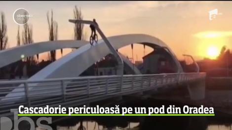 O cascadorie periculoasă l-a avut drept protagonist pe un biciclist în Oradea.  Acesta s-a urcat pe două roţi pe arcadele Podului Centenarului, iar escapada sa a fost filmată