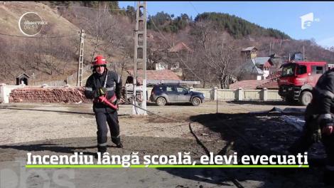 Incident neaşteptat pentru 50 de elevi de la o şcoală din judeţul Buzău. Copiii au fost evacuaţi de la cursuri după ce căminul cultural aflat exact lângă instituţia de învăţământ a fost curpins de flăcări