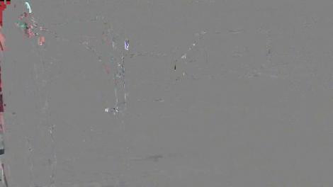 Drumul pe Dealul Negru o ia la vale. Şoseaua care leagă Muntenia de Transilvania e plină de valuri, de cratere şi de crăpături