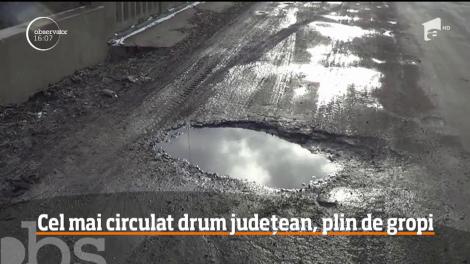 Cel mai circulat drum judeţean din Caraş-Severin, plin de gropi!