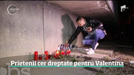 Cu candele şi flori în mână zeci de tineri au cerut să se facă lumină în cazul Valentinei, fata care a murit incendiată de fostul iubit